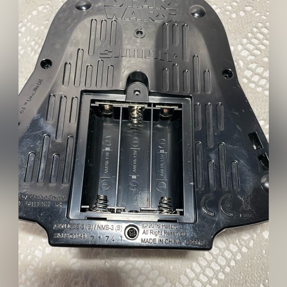Hasbro Gaming Simon Star Wars Darth Vader Hand Held Game Sound & Lights Works - Picture 10 of 10